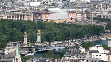 空中视图著名的埃菲尔铁塔塔巴黎交通亚历山大3桥协和式飞机背景